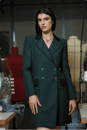 Défilé de mode mettant en avant l'exploration des volumes et matières